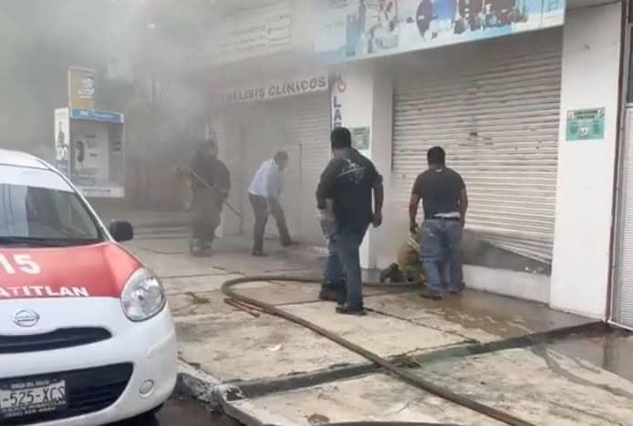 Se incendian par de locales comerciales frente a Canaco Minatitlán