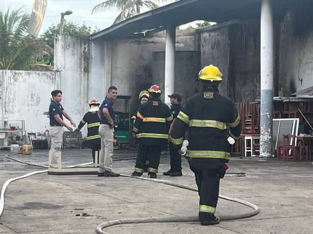 Explosión e incendio en una bodega en Veracruz; reportan una víctima | VIDEO