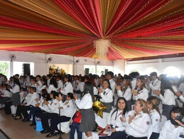 Entregan títulos a más del 50 por ciento de egresados del CBTIS 48 en Acayucan