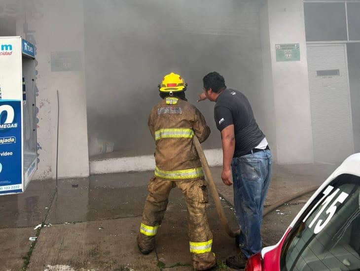 Protección Civil y Bomberos atienden incendio en local de Minatitlán