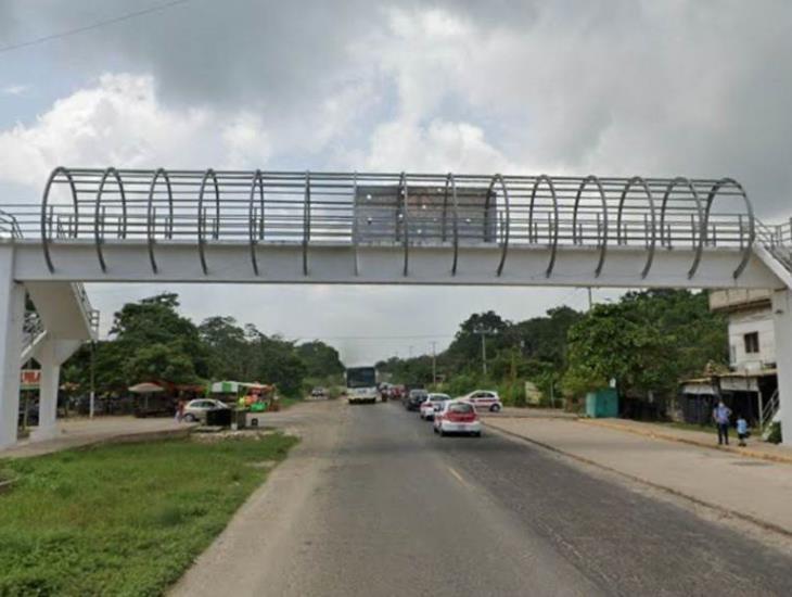 Reclaman cuerpo de transportista fallecido dentro de su unidad en la Acayucan-Cosoleacaque