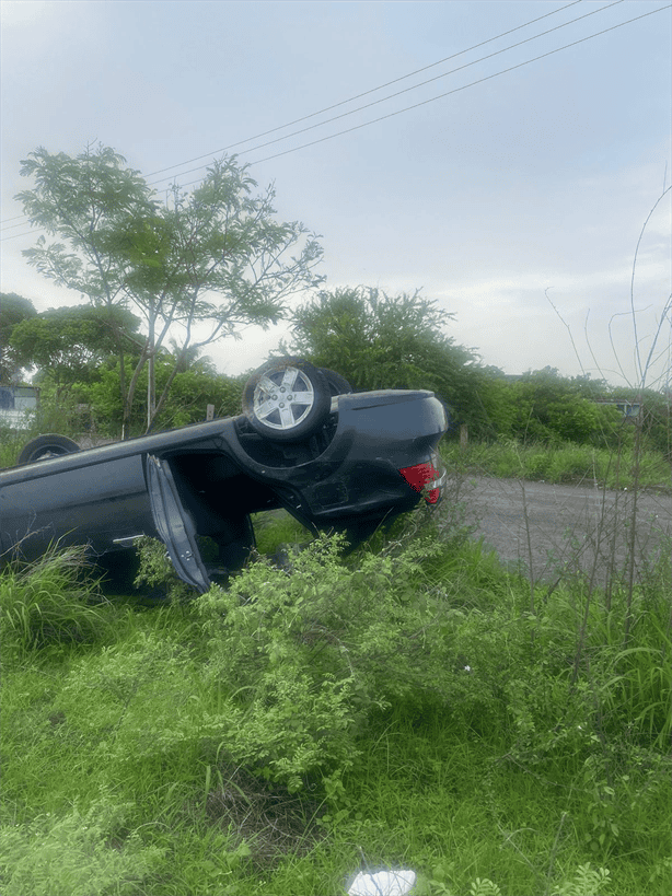 Conductor sufre accidente y vuelca su auto en Nuevo Veracruz