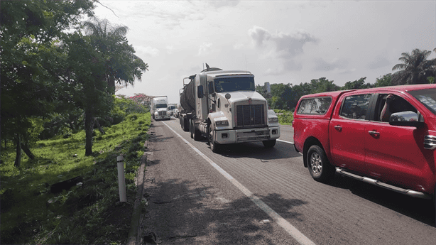 Accidente en autopista Cosamaloapan-La Tinaja provoca rapiña de pisos y azulejos