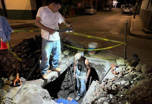 CAEV Misantla cambia válvula para regularizar servicio de agua