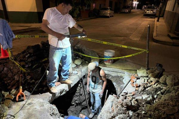 CAEV Misantla cambia válvula para regularizar servicio de agua