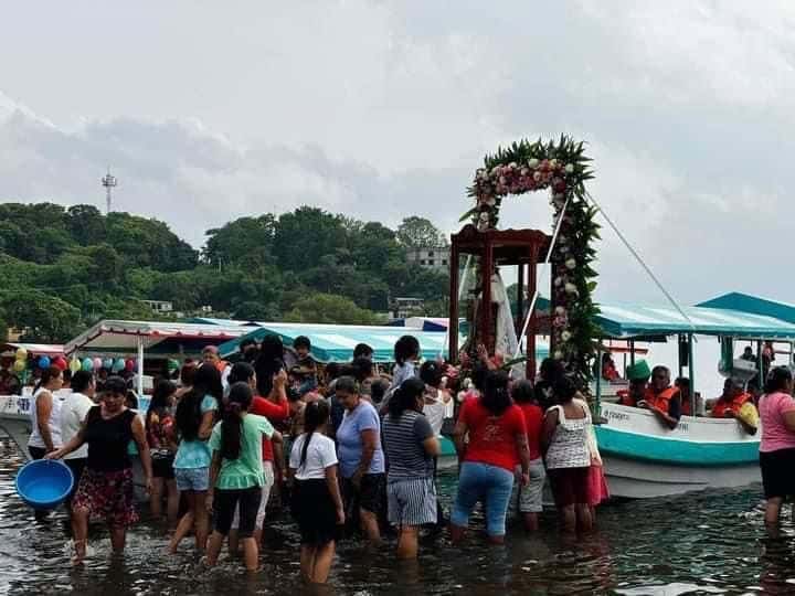 Inician fiestas de la Virgen del Carmen en Catemaco con recorrido por el lago