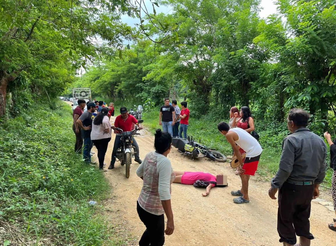 Por ir a exceso de velocidad, motociclista derrapa en camino de terracería de Moloacán