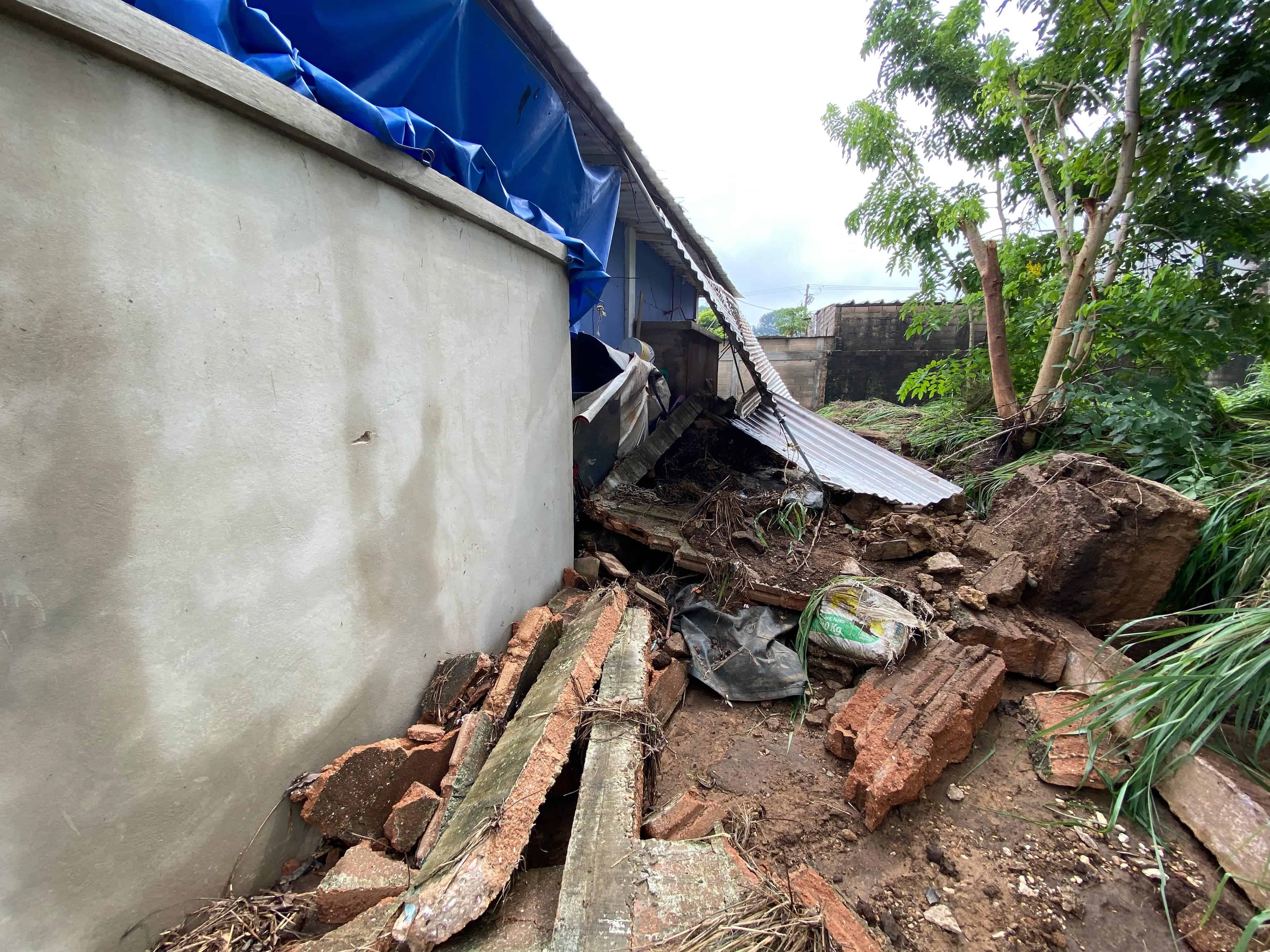 Sin respuesta atención para familia de Cosoleacaque por barda derrumbada que dañó su vivienda