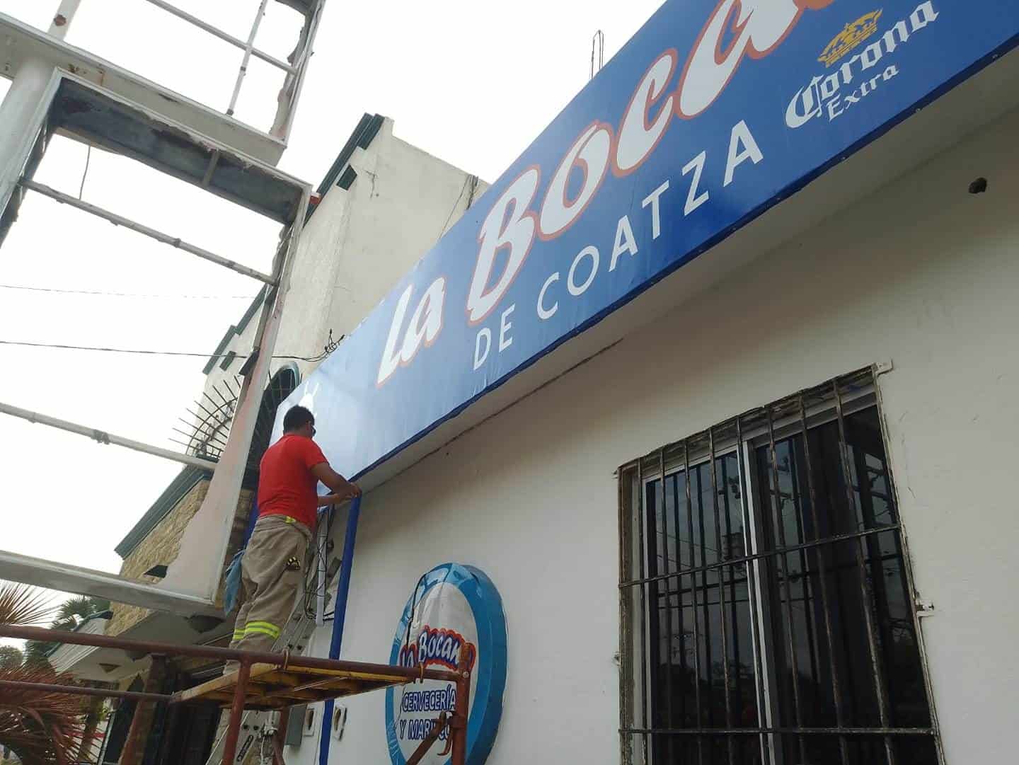 Reabre restaurante La Bocana a una semana de ser incendiado en Coatzacoalcos
