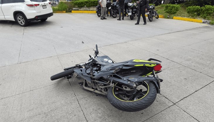 Joven motociclista se impacta contra camioneta en Córdoba