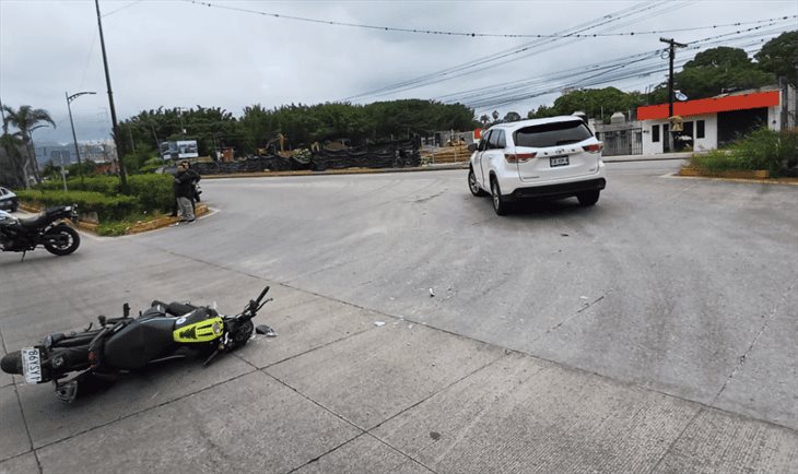 Joven motociclista se impacta contra camioneta en Córdoba