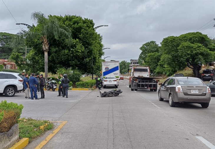 Joven motociclista se impacta contra camioneta en Córdoba