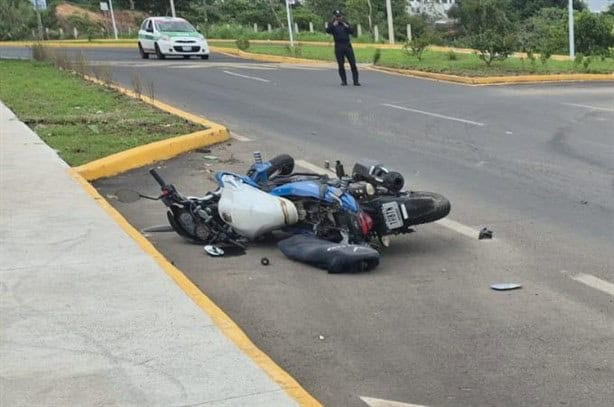 Motociclista choca contra automóvil en Emiliano Zapata