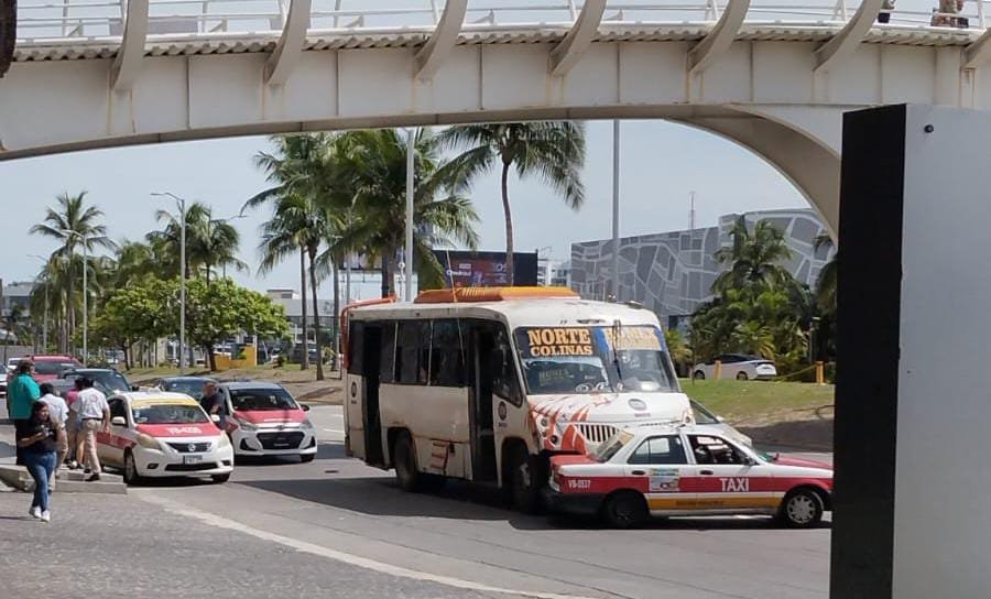 Choca camión urbano contra taxi frente a Plaza Andamar, en Boca del Río