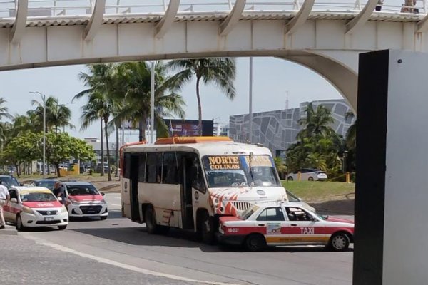 Choca camión urbano contra taxi frente a Plaza Andamar, en Boca del Río