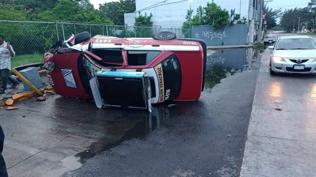 Taxista en Veracruz pierde el control y termina volcado