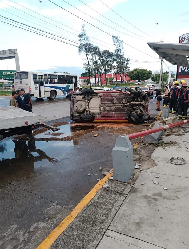 Taxista en Veracruz pierde el control y termina volcado