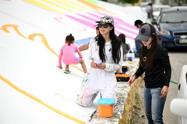 Artista japonesa realiza mural en el fraccionamiento El Morro en Boca del Río