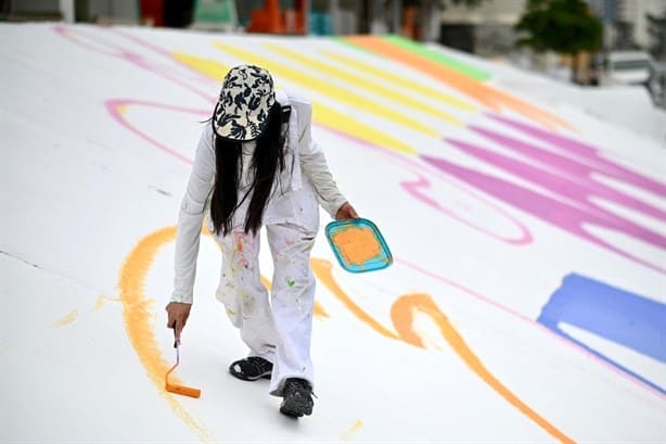 Artista japonesa realiza mural en el fraccionamiento El Morro en Boca del Río