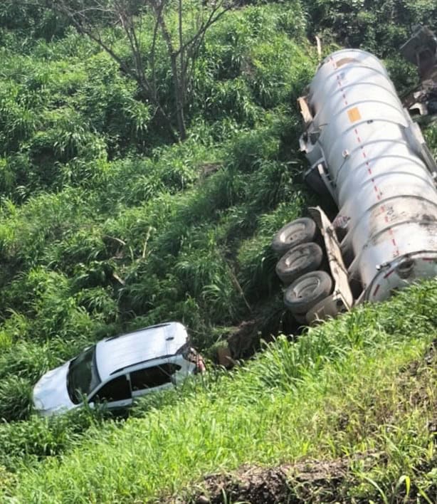 Fatal accidente: tres unidades caen a un barranco en Autopista La Tinaja-Cosamaloapan; hay un fallecido