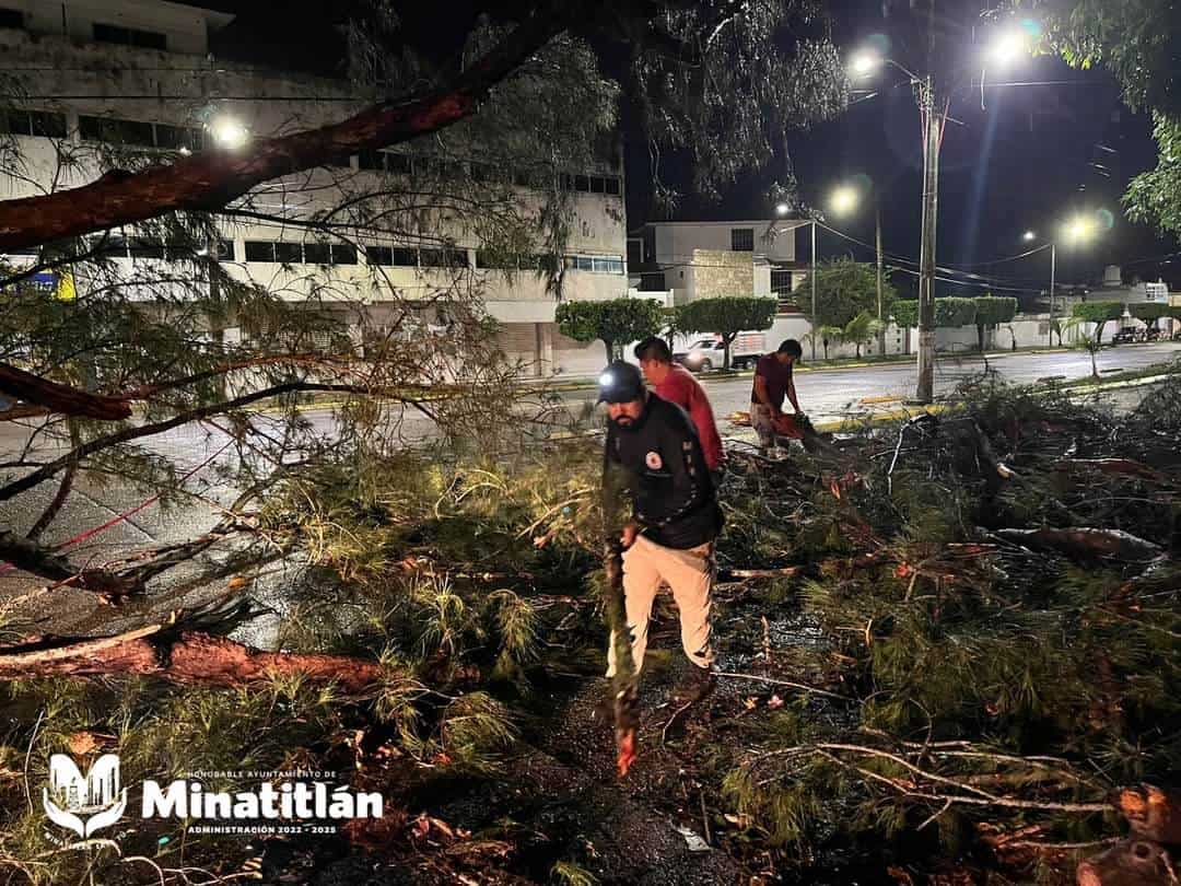 Tras tormenta, corporaciones atienden afectaciones en Minatitlán