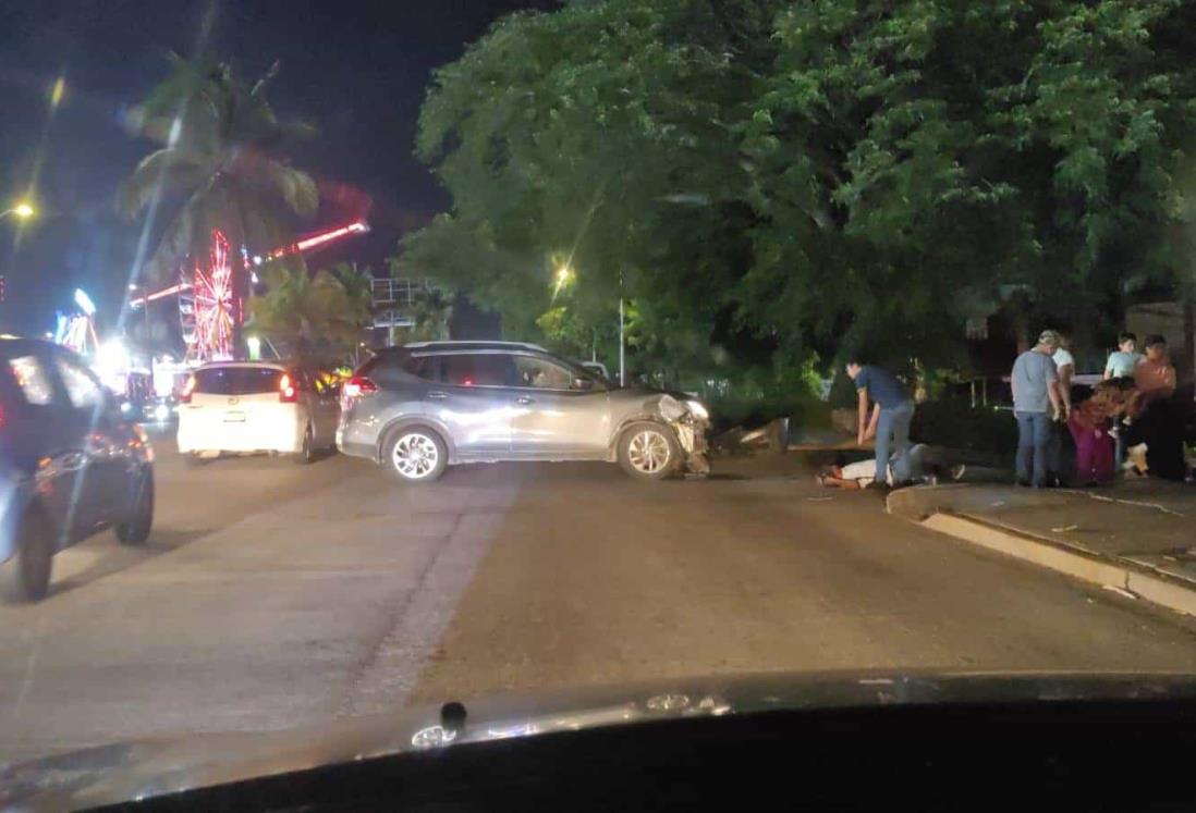Fuerte choque entre camioneta y moto frente al parque Reino Mágico, en Veracruz
