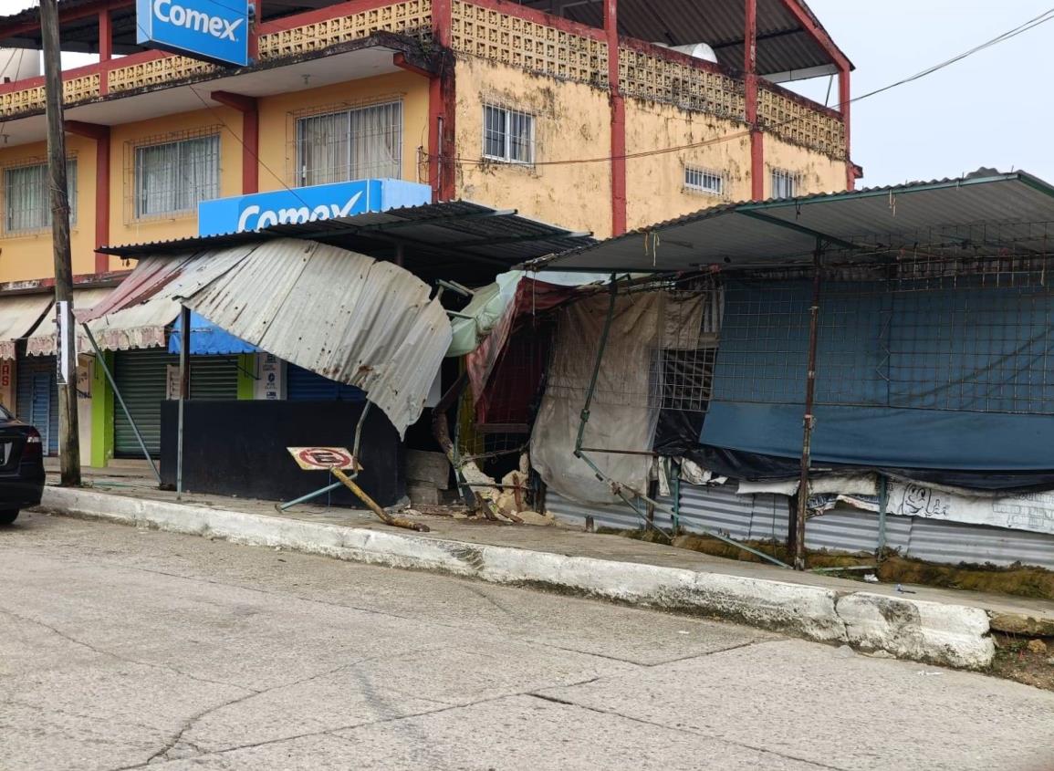 Ebrio conductor provoca daños en un puesto de Villa Cuichapa