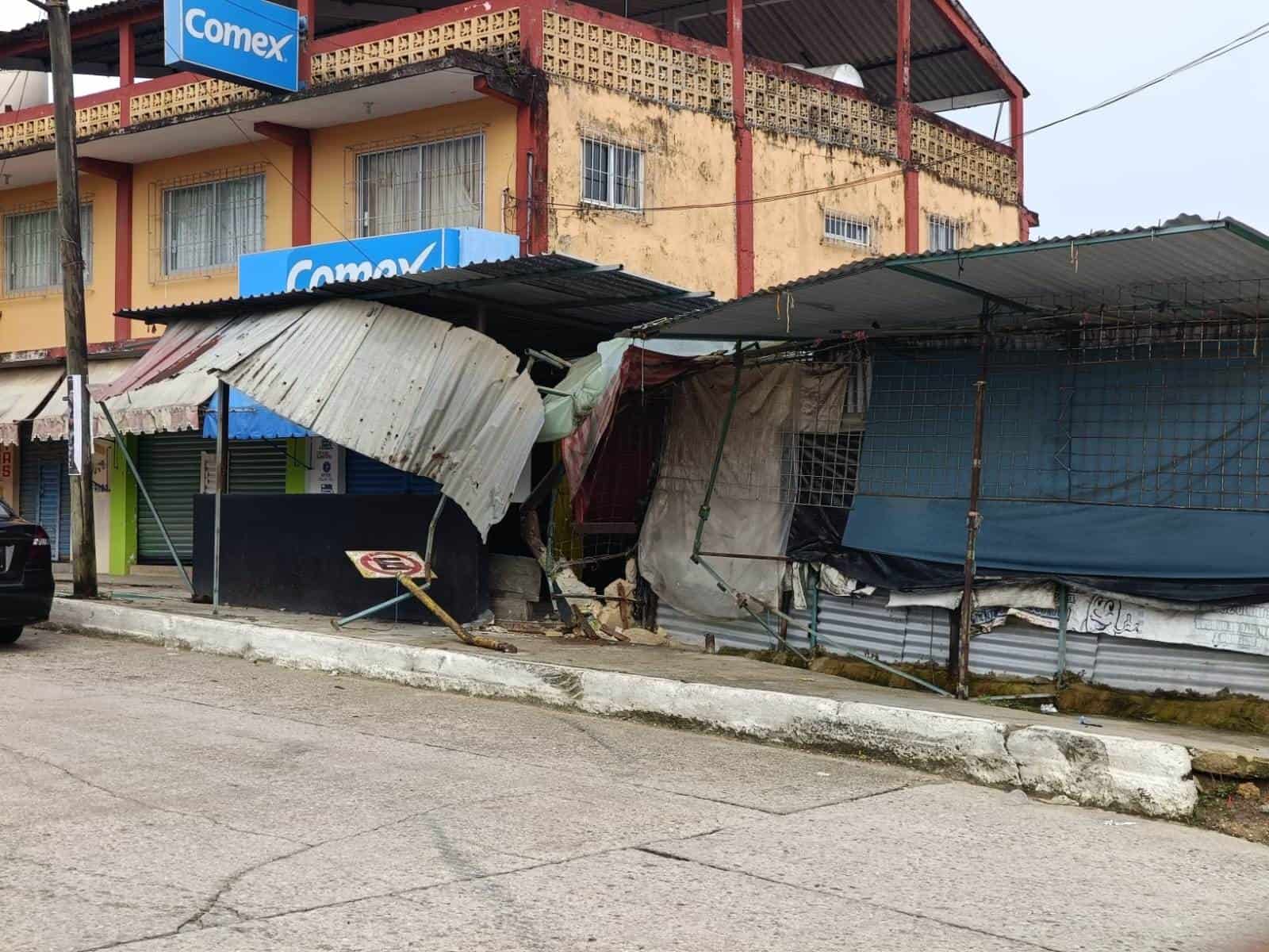 Ebrio conductor provoca daños en un puesto de Villa Cuichapa