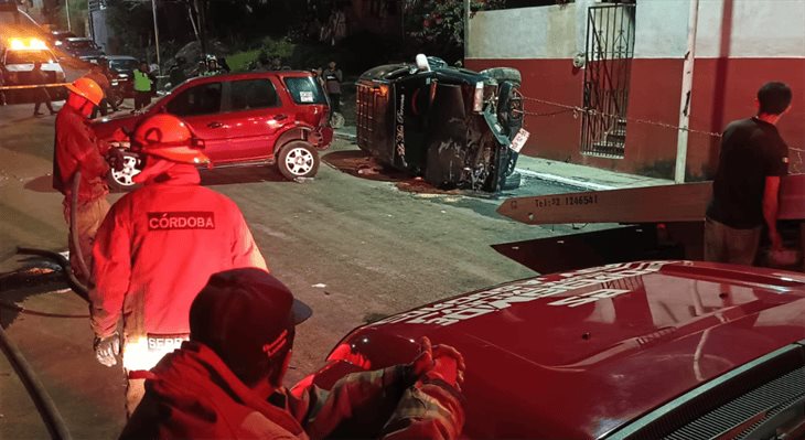 Camioneta causa choque y termina volcada en Córdoba: ¿Qué ocurrió?