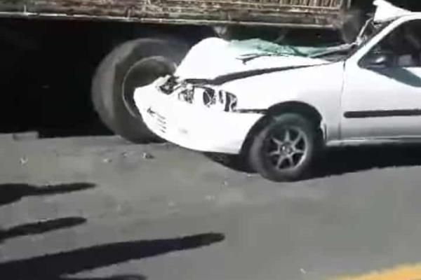 Auto choca contra camión cargado de block en la carretera Perote- Xalapa