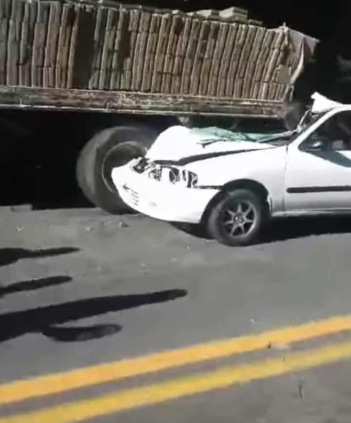 Auto choca contra camión cargado de block en la carretera Perote- Xalapa