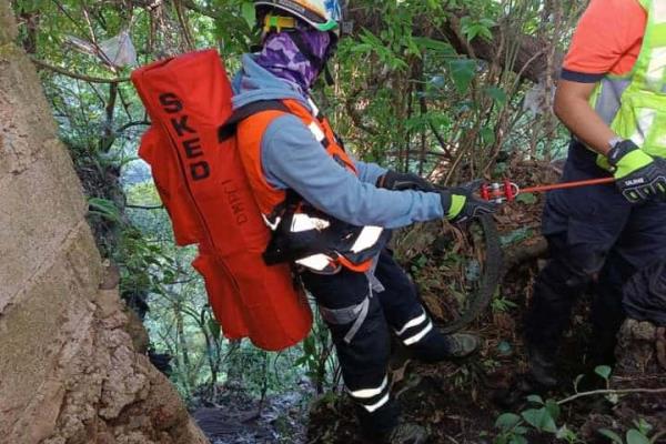 Rescate de hombre que cayó a barranco en  Ixtaczoquitlán