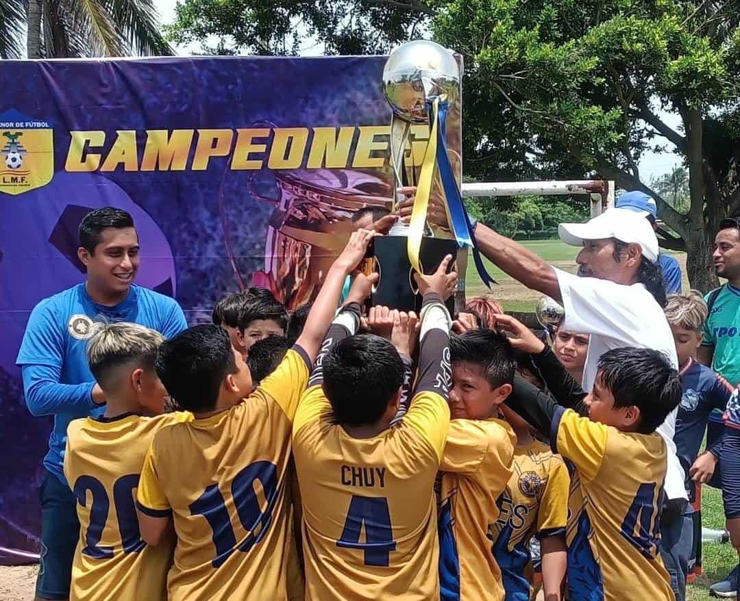 Festejan a lo grande títulos en la Liga Menor de Futbol "Jesús Puentes Martínez"