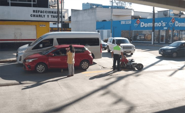 Motociclista se impacta contra auto en la avenida Lázaro Cárdenas de Xalapa