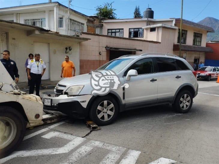 Fuerte choque: camioneta se incrusta contra un poste en céntricas calles de Orizaba 