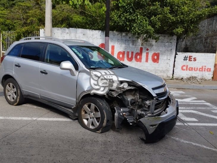 Fuerte choque: camioneta se incrusta contra un poste en céntricas calles de Orizaba 