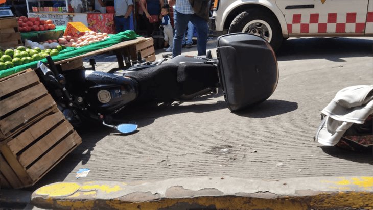 Tras choque, moto se impacta contra un puesto en la colonia Revolución de Xalapa 