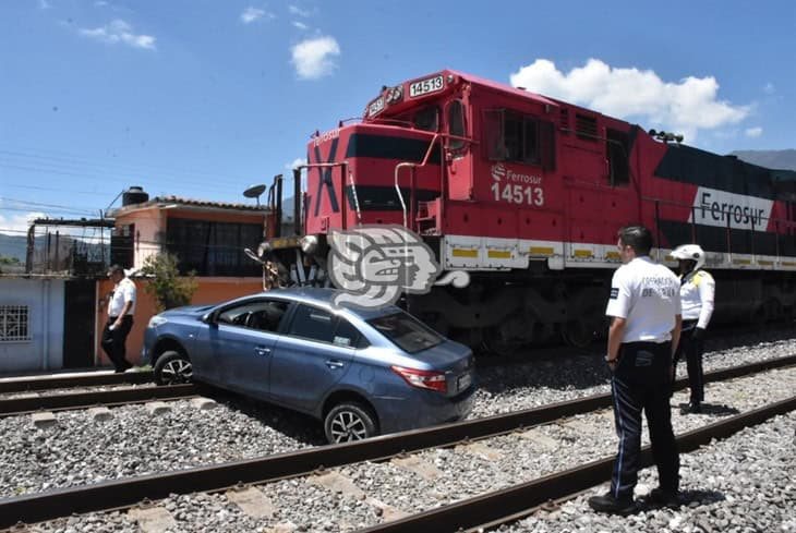 Tren arrastra auto en Orizaba; conducor intentó ganarle el paso