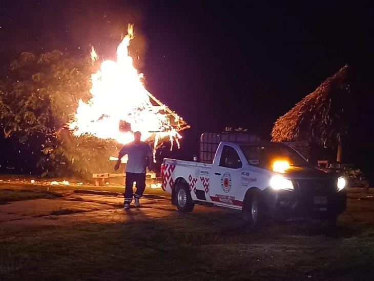Sujetos desconocidos prenden fuego a una palapa en La Playita de Nanchital