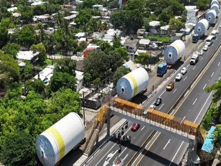 Trasladan tanques gigantes de nueva cervecera en puerto de Veracruz