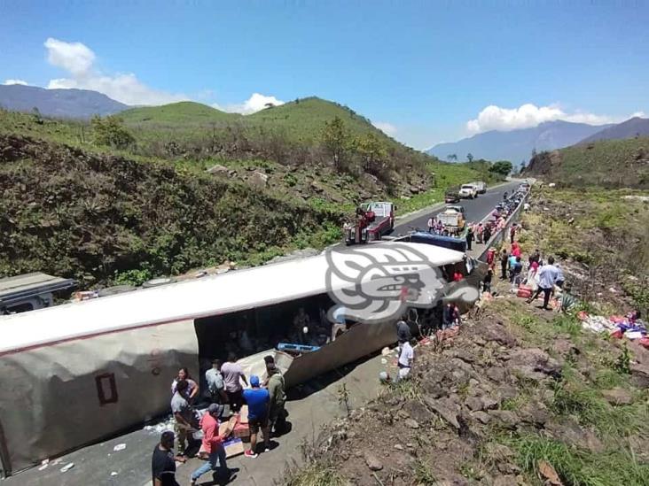 Tráiler sin frenos provoca mortal accidente en Maltrata; rapiñan 30 toneladas de leche