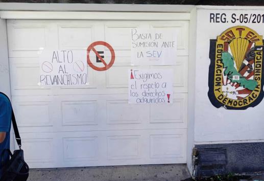 Toman oficinas del SDTEV en Xalapa; acusan trabas en jubilaciones