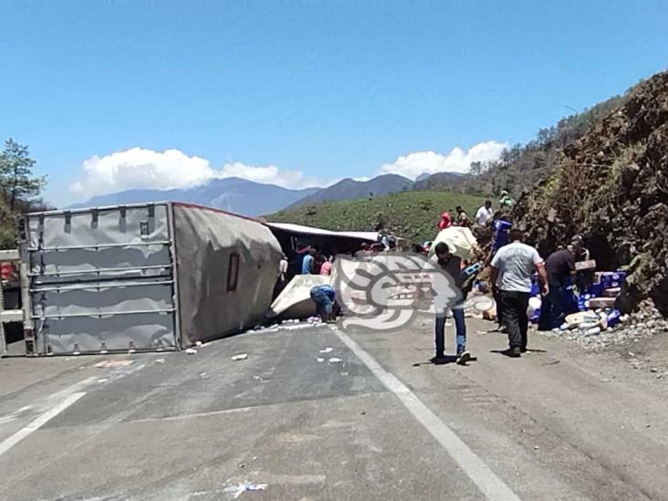 Tráiler sin frenos provoca mortal accidente en Maltrata; rapiñan 30 toneladas de leche