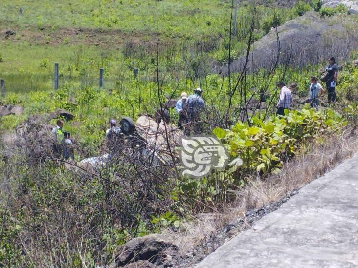 Tráiler sin frenos provoca mortal accidente en Maltrata; rapiñan 30 toneladas de leche