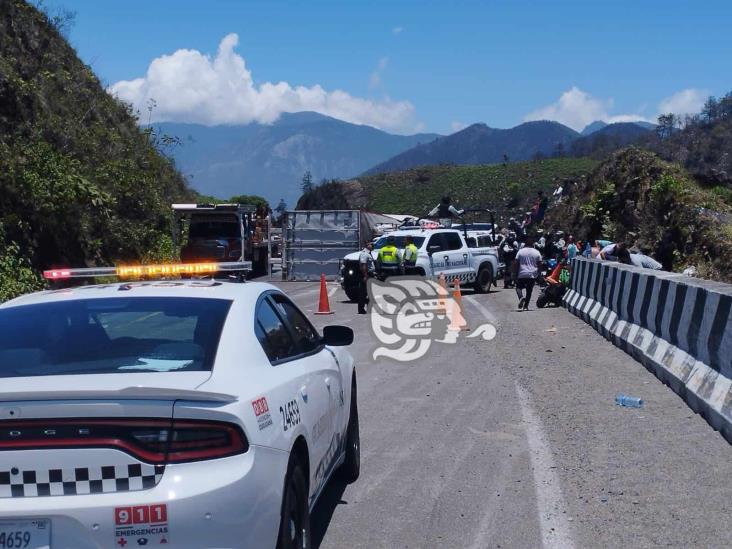 Tráiler sin frenos provoca mortal accidente en Maltrata; rapiñan 30 toneladas de leche