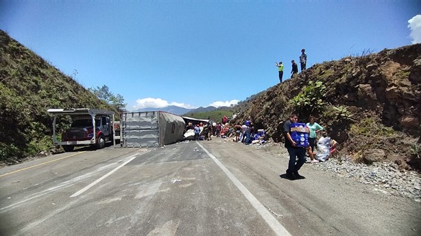 Tráiler sin frenos provoca mortal accidente en Maltrata; rapiñan 30 toneladas de leche