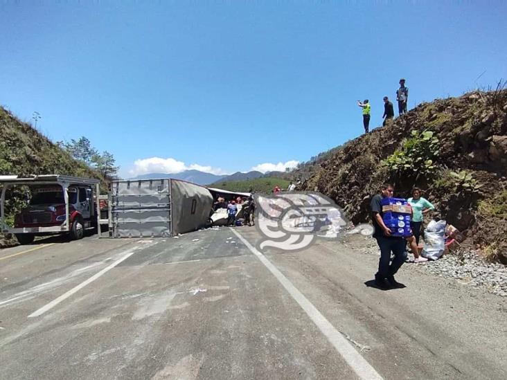 Tráiler sin frenos provoca mortal accidente en Maltrata; rapiñan 30 toneladas de leche