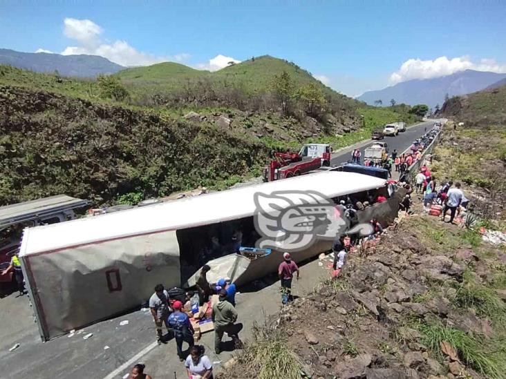 Tráiler sin frenos provoca mortal accidente en Maltrata; rapiñan 30 toneladas de leche