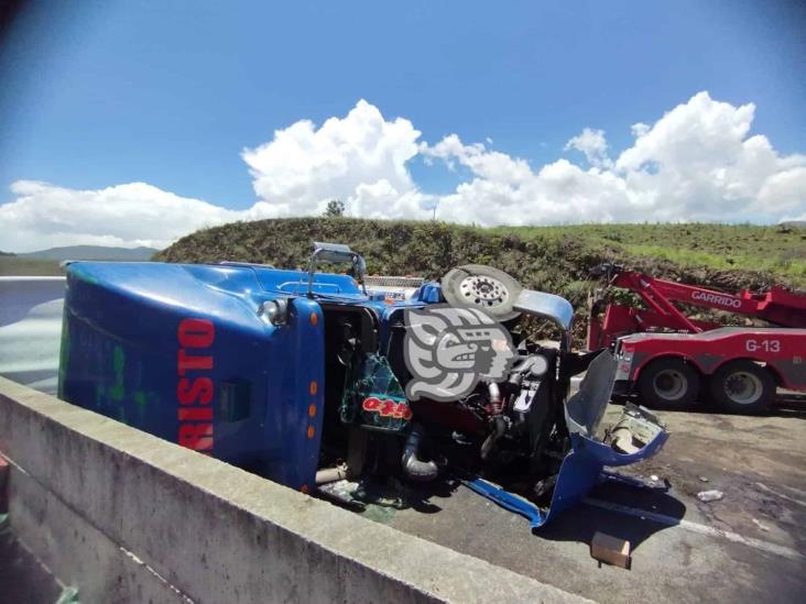 Tráiler sin frenos provoca mortal accidente en Maltrata; rapiñan 30 toneladas de leche