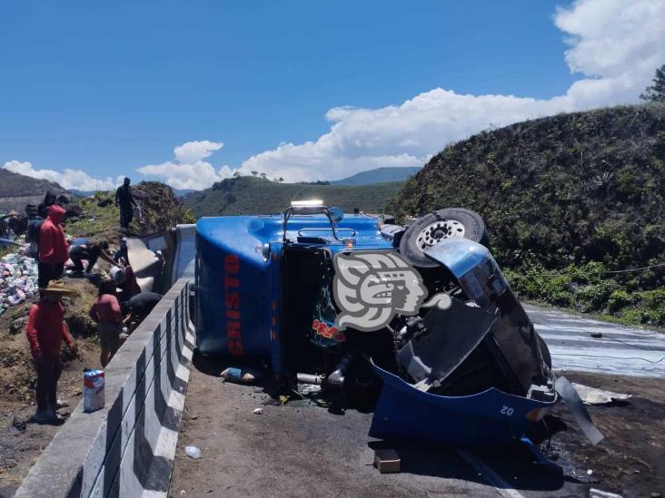 Tráiler sin frenos provoca mortal accidente en Maltrata; rapiñan 30 toneladas de leche